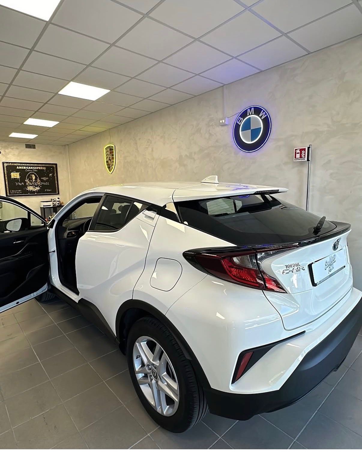 Toyota C-HR 2023 Hybrid in noleggio Frosinone — SosaWorldRent